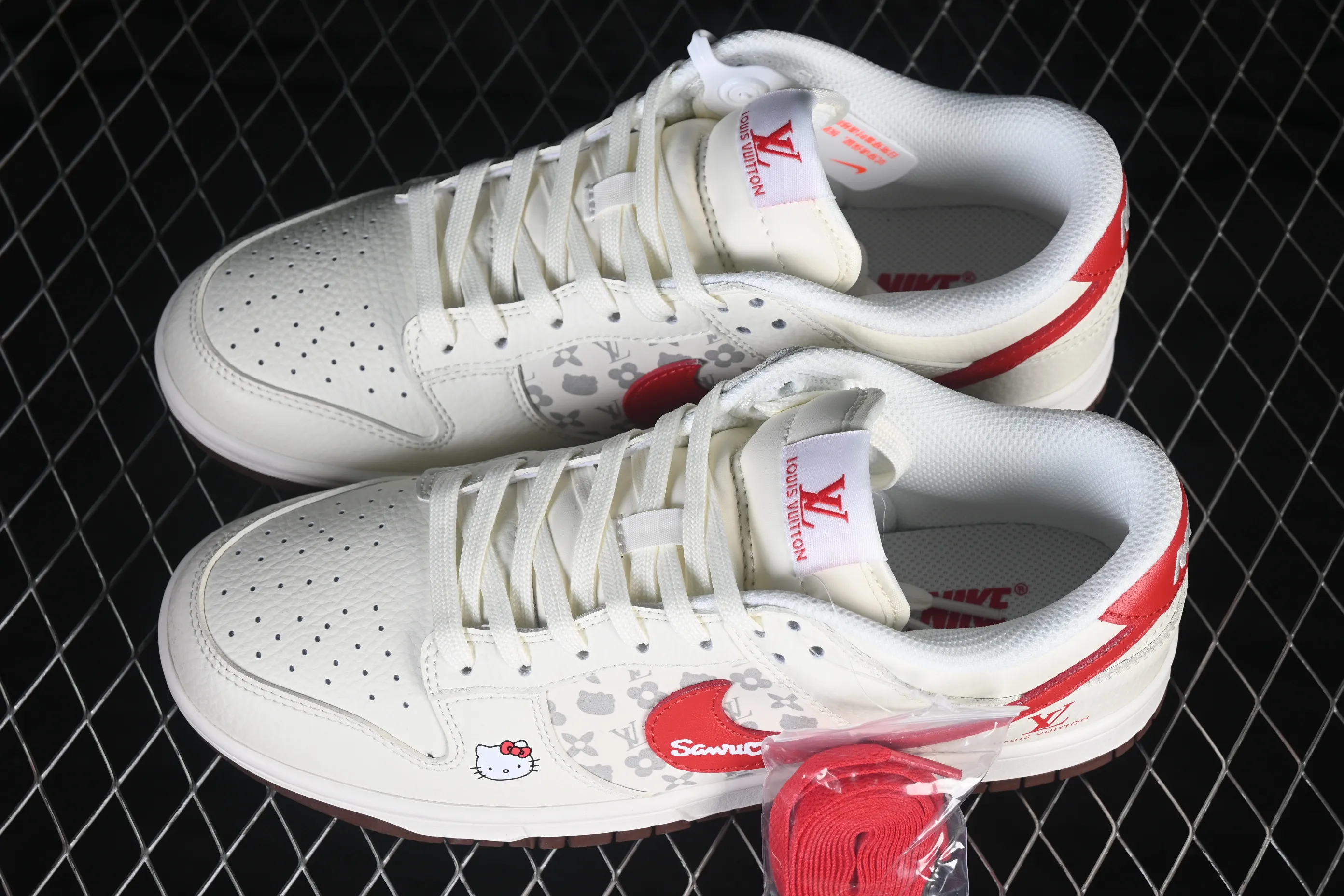 All categories Nk SB Dunk Series Nk SB Dunk Low High-end customized low-top sneakers Nike SB Dunk Low beige red brown contrast color High-end customized low-top casual skate shoes HF0391-001